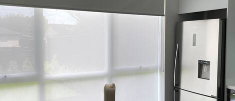 ثلاجة، ميكروويف، فرن، غسالة أطباق