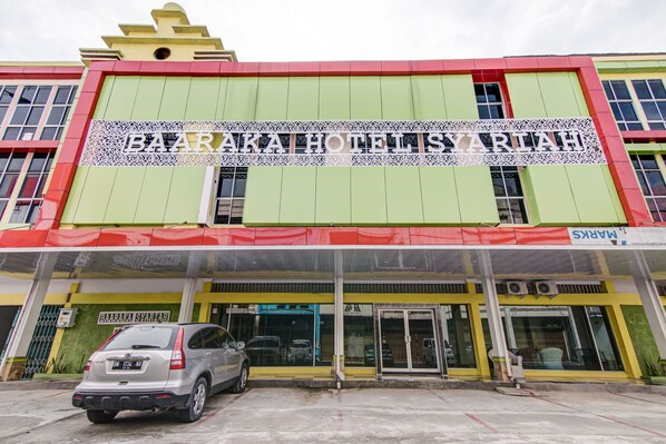 A hotel with a large sign reading "BAARAKA HOTEL SYARAH".
