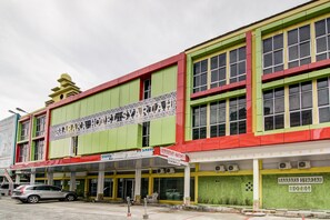 A multi-story building with a sign reading "Baraka Hotel".