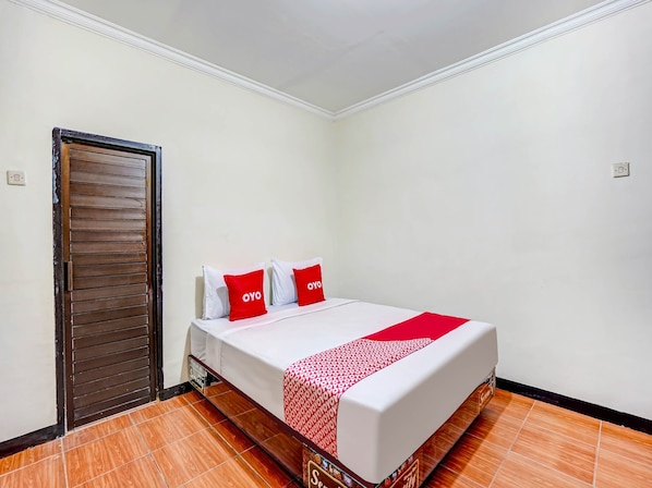 Desk, free WiFi, bed sheets