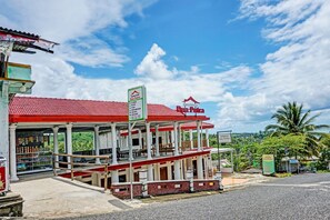 Front of property - OYO Life 92021 Dua Putra Homestay Klayar (Sendang)