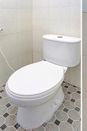 Bathroom - OYO Life 92021 Dua Putra Homestay Klayar (Sendang)