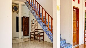 Interior detail - OYO Life 92021 Dua Putra Homestay Klayar (Sendang)