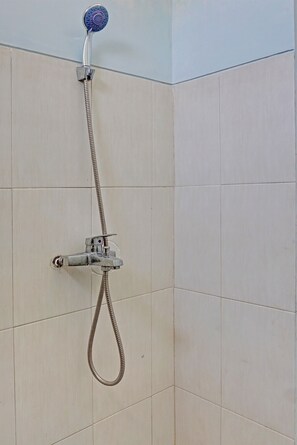 Quarto casal standard | Banheiro | Chuveiro, chuveiro com efeito de chuva, toalhas de banho 
