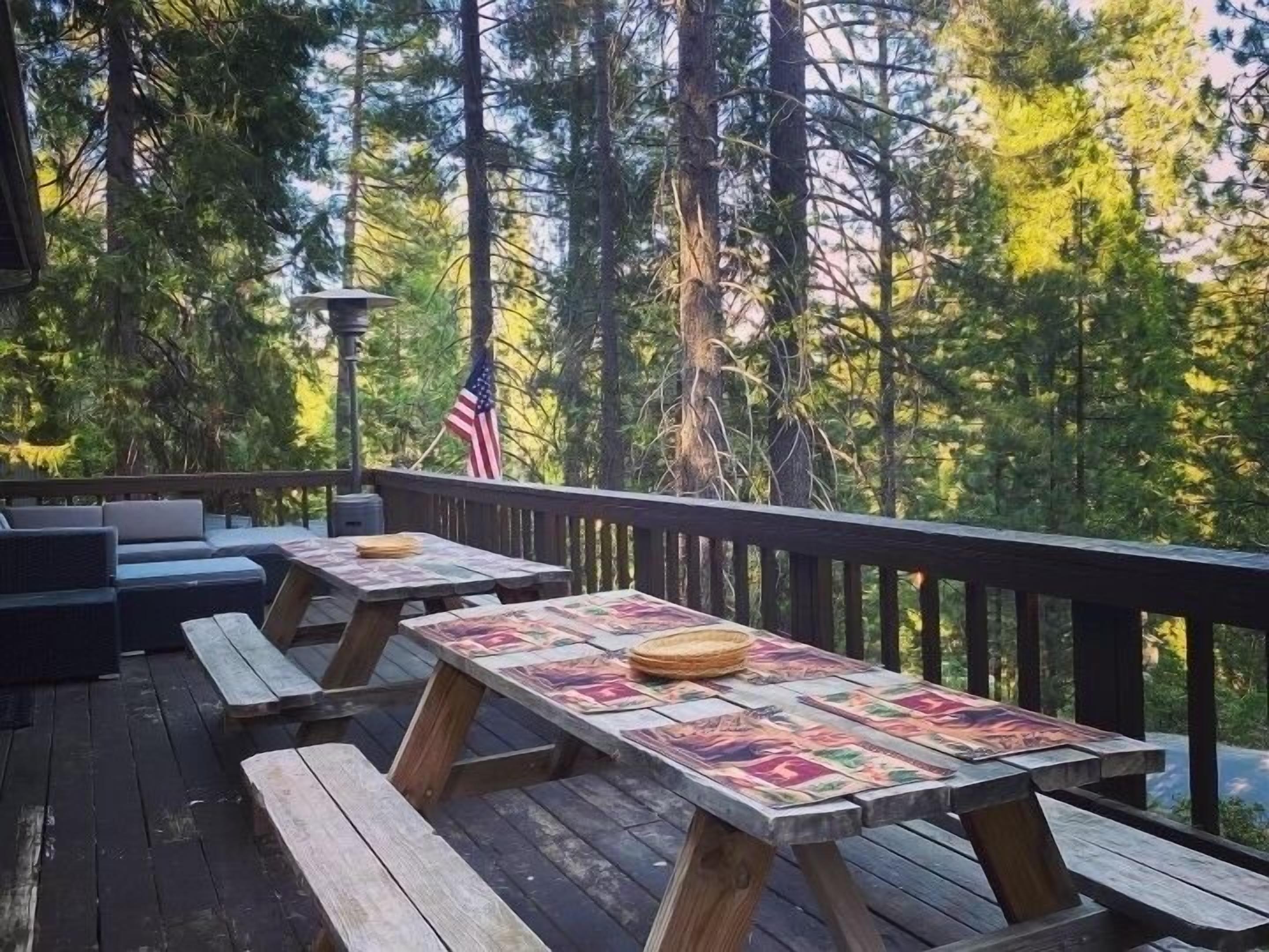 6mi to Pinecrest-AC, arcade loft, airhockey, outdoor space & spacious deck!