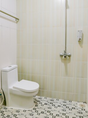 Phòng đôi Deluxe | Phòng tắm | Buồng tắm vòi sen, vòi sen phun mưa, khăn tắm, giấy vệ sinh 