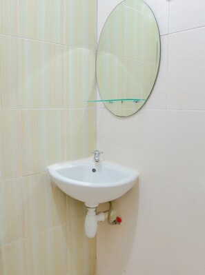 Chambre Double Deluxe | Salle de bain | Douche, douche à « effet pluie », serviettes fournies, papier toilette