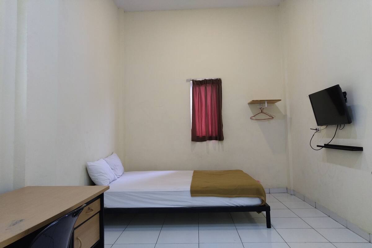 Desk, free WiFi, bed sheets