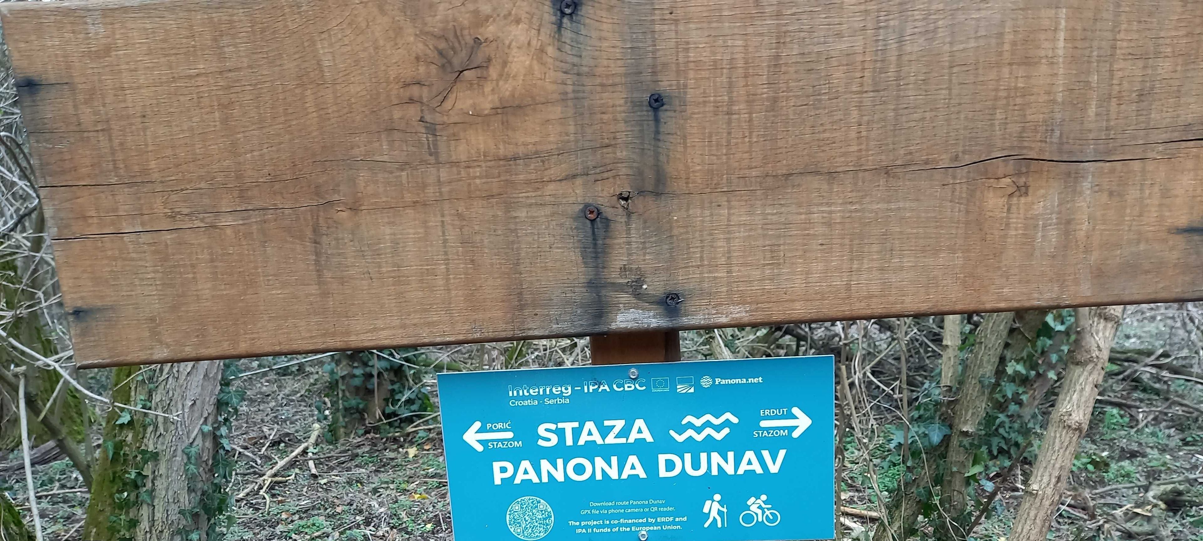 A directional sign for Panona Dunav with arrows pointing to Erdut and Stazom.
