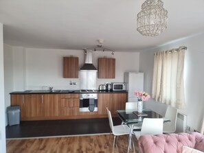 Apartamento, 2 camas Queen | Cozinha privada | Geladeira, micro-ondas, fogão, cooktop