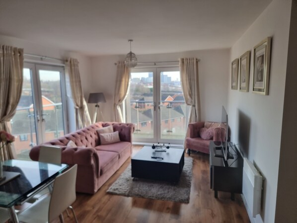 Appartement, 2 grands lits | Aire de séjour