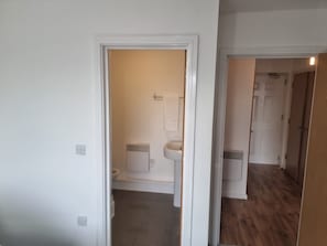 Appartement, 2 grands lits | Salle de bain | Douche, serviettes fournies
