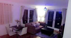 Appartement, 2 grands lits | Coin séjour