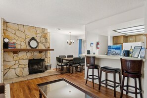 Condo, 2 Bedrooms | Dining