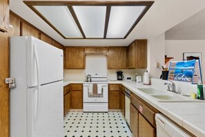 Condo, 2 quartos | Cozinha privada | Geladeira, cafeteira/chaleira, torradeira