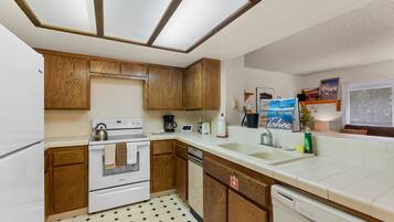 Condo, 2 quartos | Cozinha privada | Geladeira, cafeteira/chaleira, torradeira