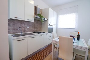 Ház, 1 hálószobával, kilátással a városra | Privát konyha