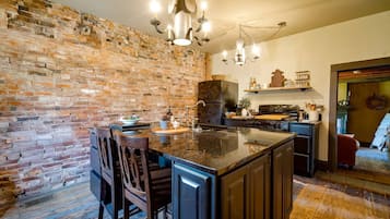 House, 2 Bedrooms, Microwave | Dining