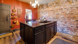 House, 2 Bedrooms, Microwave | Dining room