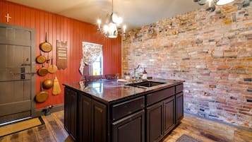 House, 2 Bedrooms, Microwave | Dining room