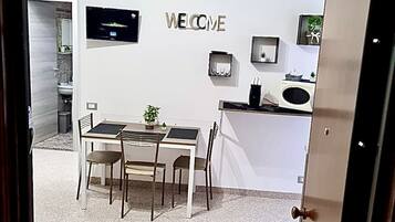 Apartment, 1 Schlafzimmer, Balkon | Speisen