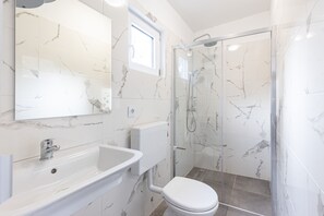 Mobile Unterkunft, 2 Schlafzimmer, Balkon, Poolblick | Dusche im Bad