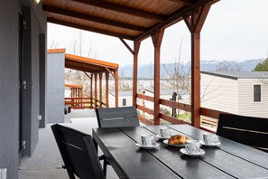 Mobile Unterkunft, 2 Schlafzimmer, Balkon, Poolblick | Blick von der Unterkunft