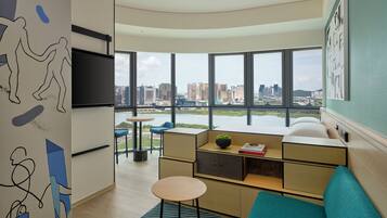 Habitat Panoramic King | Down duvets, free minibar, in-room safe, blackout curtains