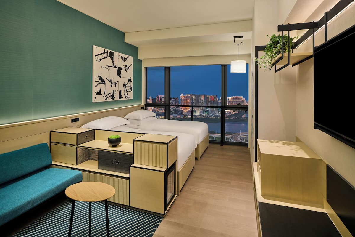 Phòng tiện nghi đơn giản | Chăn bông, minibar với thức uống miễn phí, két bảo mật tại phòng