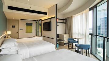 Kamar Triple Comfort | Selimut bulu angsa, minibar gratis, brankas, dan tirai kedap cahaya