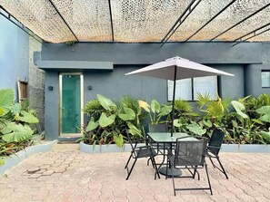 Outdoor dining - Boutique Style and Comfort in the Center of Cancun (CancÃºn)
