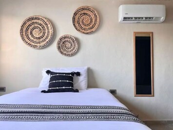 Área de habitación con colchón matrimonial, para que tengas una estancia cómoda.