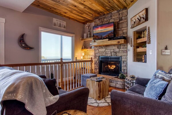 Interior - 2 Master Suites _ Phenomenal Views - Alpine Summit (Gatlinburg)