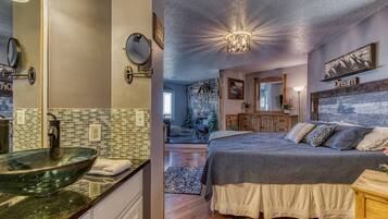 Signature Cabin, 2 Bedrooms, Balcony, Mountain View | 2 bedrooms, individually decorated, individually furnished, desk