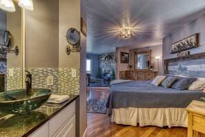 Signature Cabin, 2 Bedrooms, Balcony, Mountain View | 2 bedrooms, individually decorated, individually furnished, desk - 2 Master Suites _ Phenomenal Views - Alpine Summit (Gatlinburg)