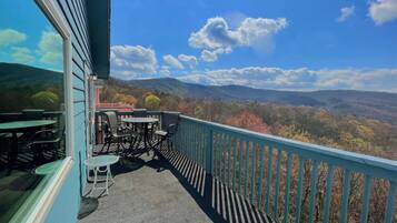 Signature Cabin, 2 Bedrooms, Balcony, Mountain View | Balcony