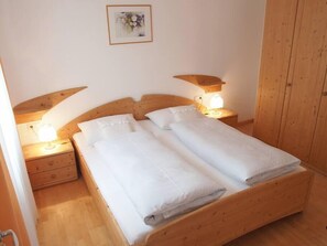 1 dormitori, planxa i posts de planxar, wifi gratuïta i roba de llit