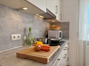 Kühlschrank, Ofen, Herdplatte, Geschirrspüler