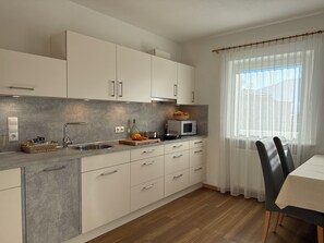 Geladeira, fogão, cooktop, lava-louças