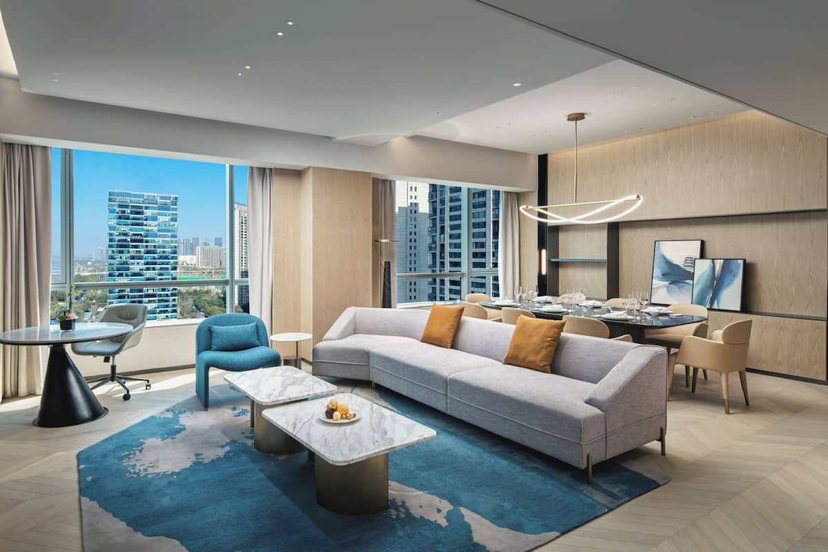 ห้องสวีท, 1 ห้อ  งนอน, วิวแม่น้ำ (Dining) | โต๊ะทำงาน, พื้นที่ทำงานแบบใช้แล็ปท็อป, Wi-Fi ฟรี, ผ้าปูที่นอน