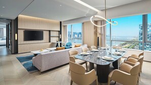 ห้องสวีท, 1 ห้องนอน, วิวแม่น้ำ (Dining) | โต๊ะทำงาน, พื้นที่ทำงานแบบใช้แล็ปท็อป, Wi-Fi ฟรี, ผ้าปูที่นอน