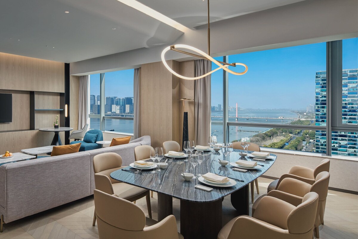 Suíte, 1 quarto, vista para o rio (Dining) | Escrivaninha, espaço de trabalho para notebook, Wi-Fi de cortesia