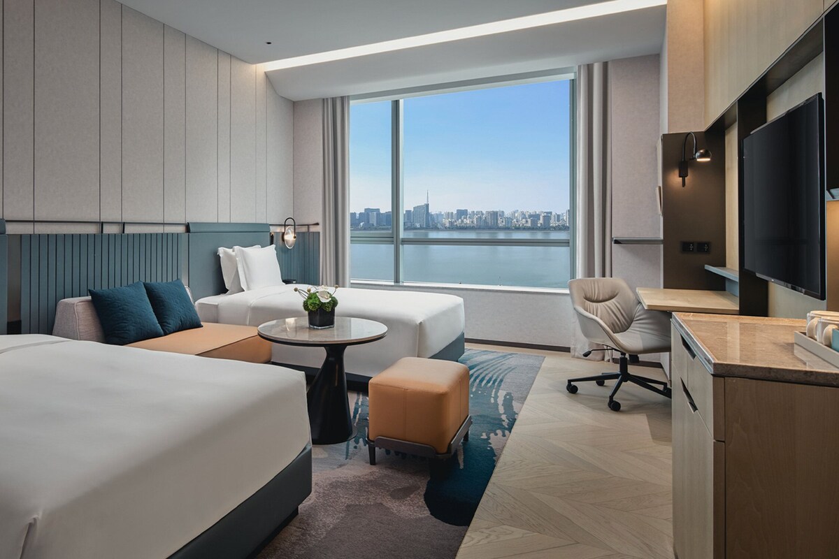 Quarto standard, 2 camas de solteiro, acesso ao Club Lounge, vista para o rio | Escrivaninha, espaço de trabalho para notebook, Wi-Fi de cortesia