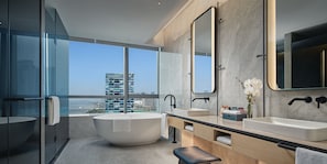 Articles de toilette gratuits, sèche-cheveux, peignoirs, chaussons