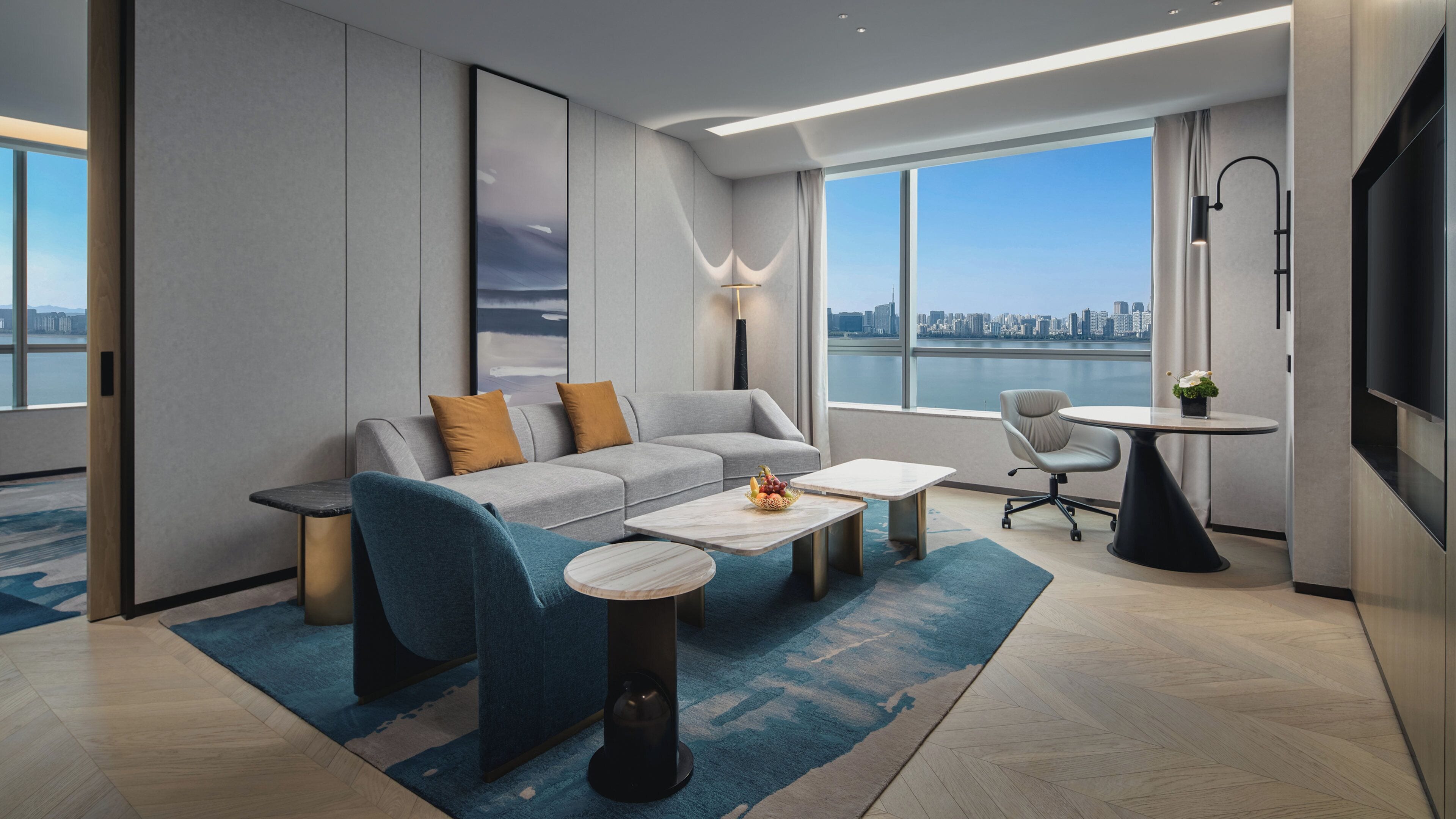 Suite, 1 kamar tidur, pemandangan sungai | Meja kerja, ruang kerja ramah laptop, Wi-Fi gratis, dan seprai linen