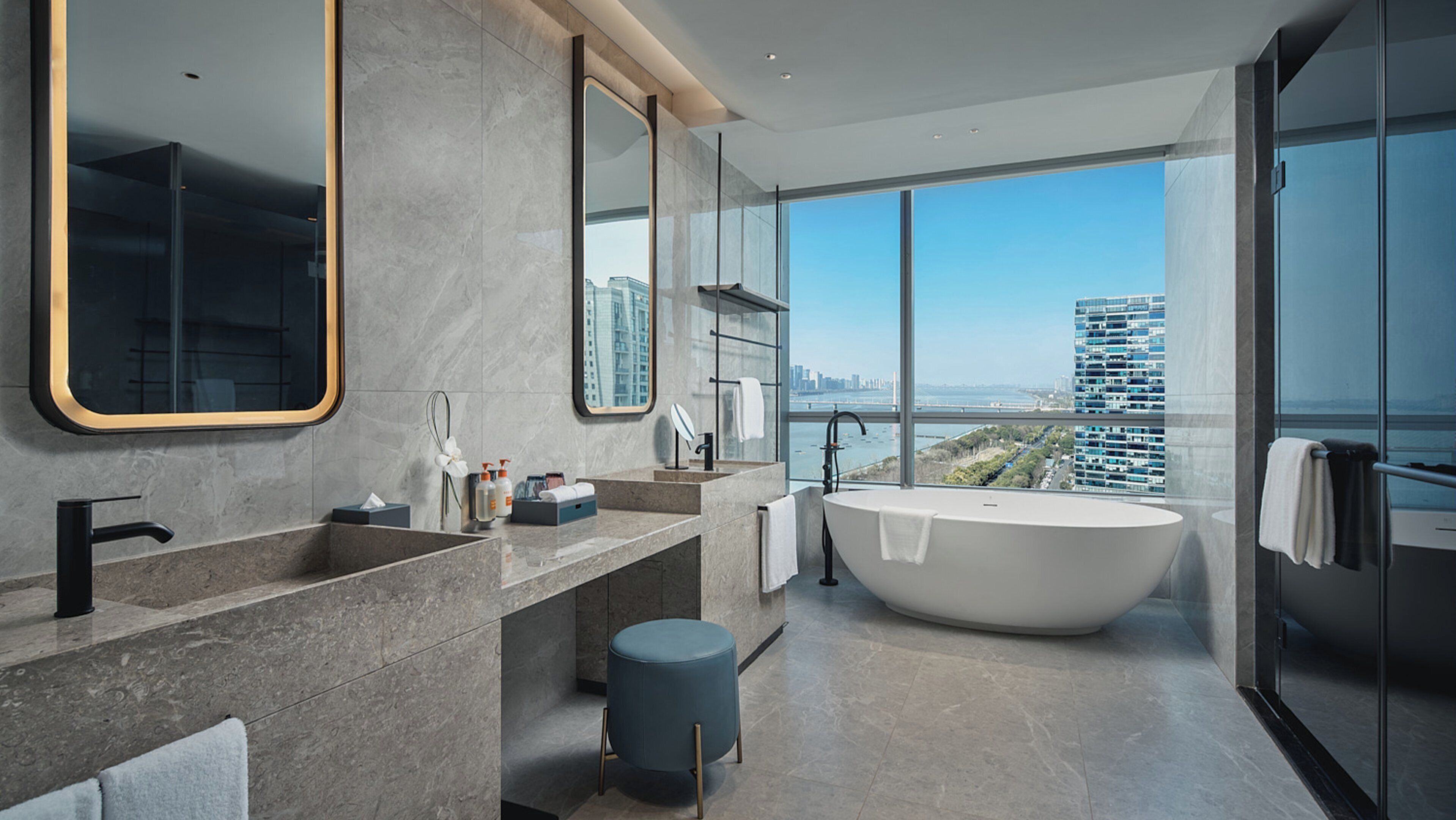 Premium Room, 1 King Bed, River View | Bathroom