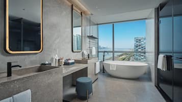 Camera Premium, 1 letto king, vista fiume | Bagno | Set di cortesia gratuito, asciugacapelli, accappatoio, pantofole