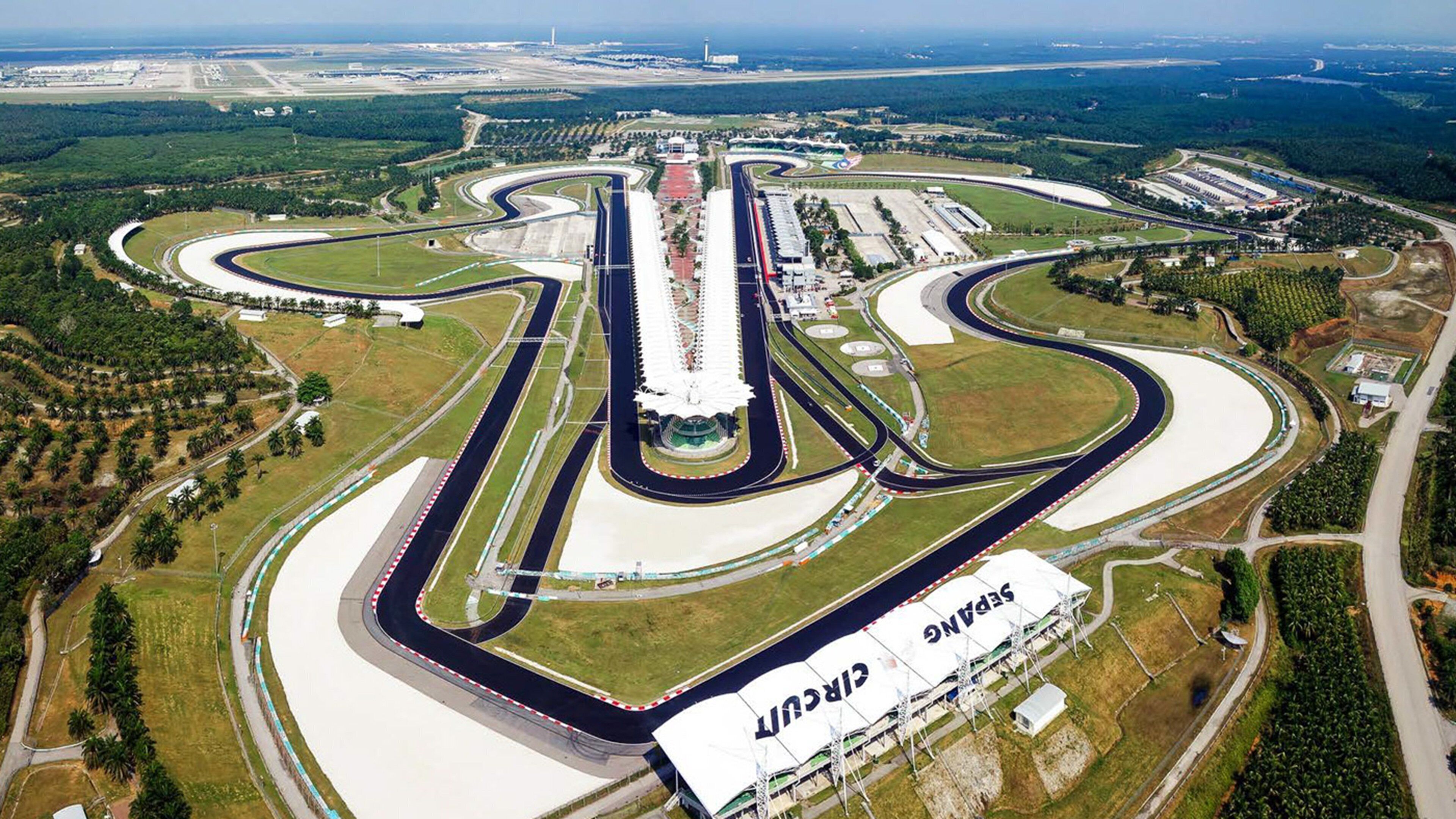 Vue aérienne d’un circuit automobile comportant plusieurs voies et une tribune portant l’inscription « SÉPARÉ ».