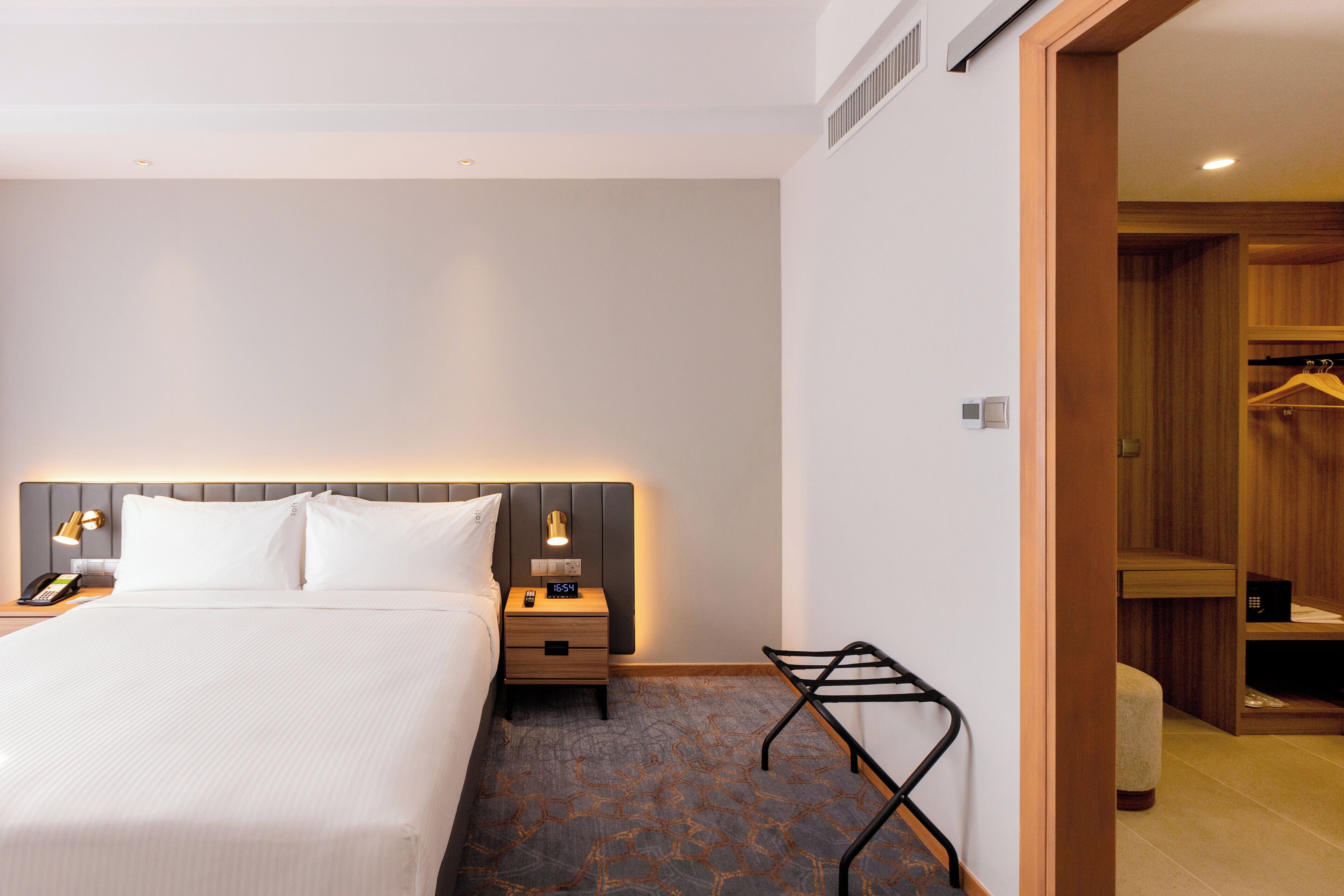 Een kluis op de kamer, een bureau, een laptopwerkplek