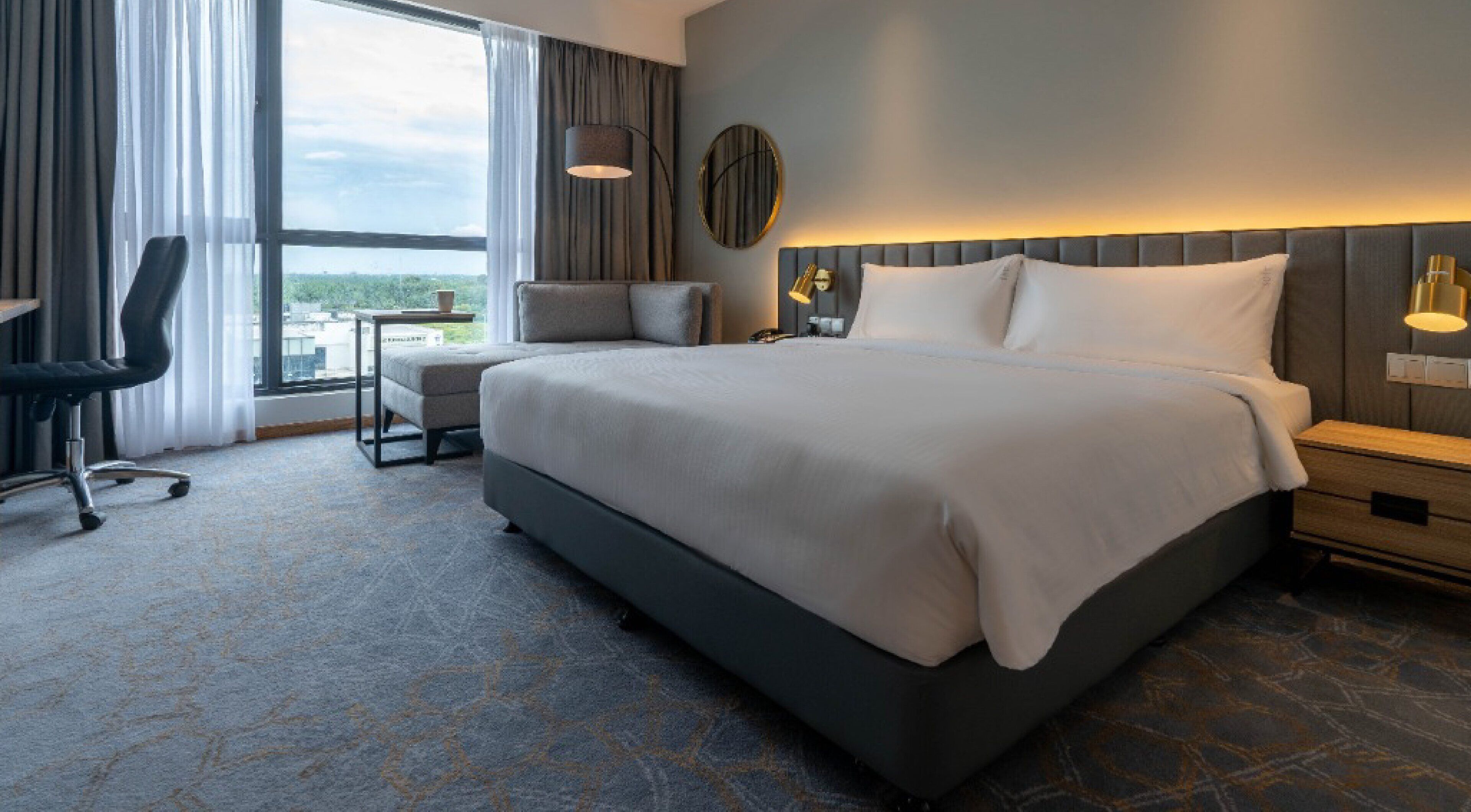 Safe på rommet, skrivebord og skrivebord for bærbar PC